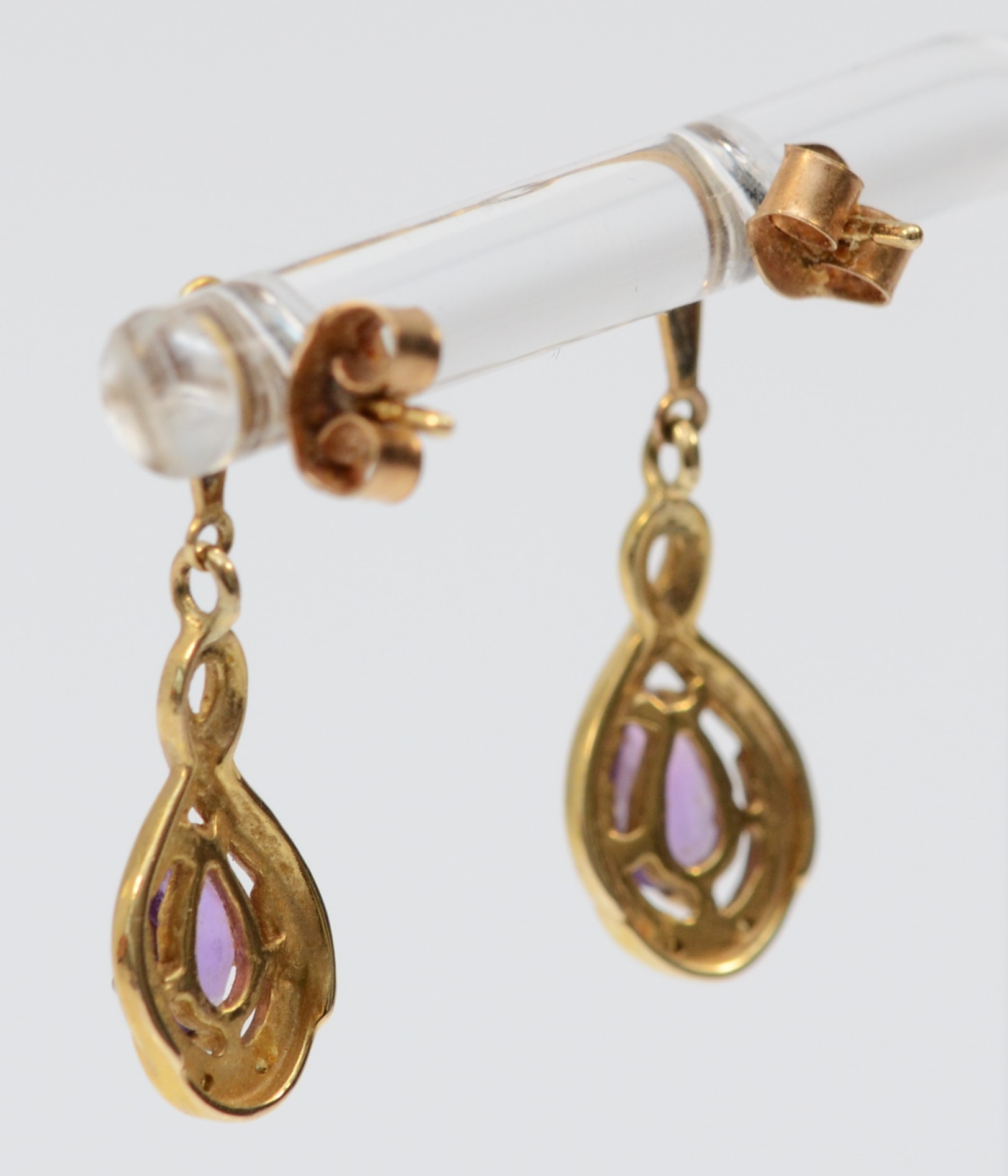 A pair of 9ct gold amethyst drop earrings, 23mm, 1.8gm. - Bild 2 aus 2