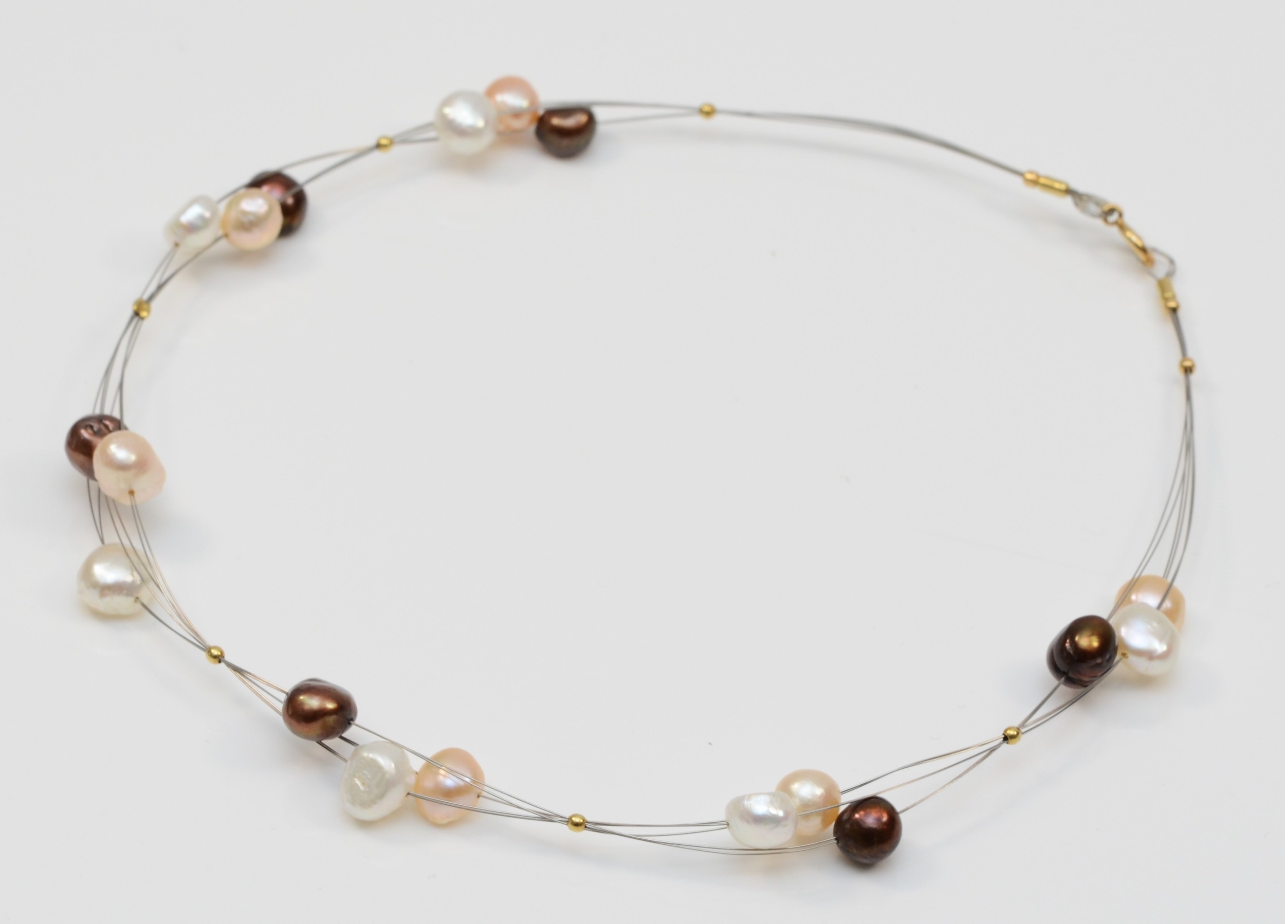 A 750 gold clasped baroque pearl and wire necklace, 41cm.