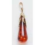 A 9ct gold Baltic amber drop feather pendant, 43mm, 2.5gm.
