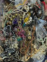 Approximately 10kg of costume jewellery.