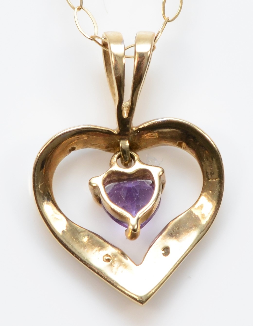 A gold amethyst and eight cut diamond heart pendant, unmarked, on a 375 gold chain, 17 x 12mm, - Bild 2 aus 2