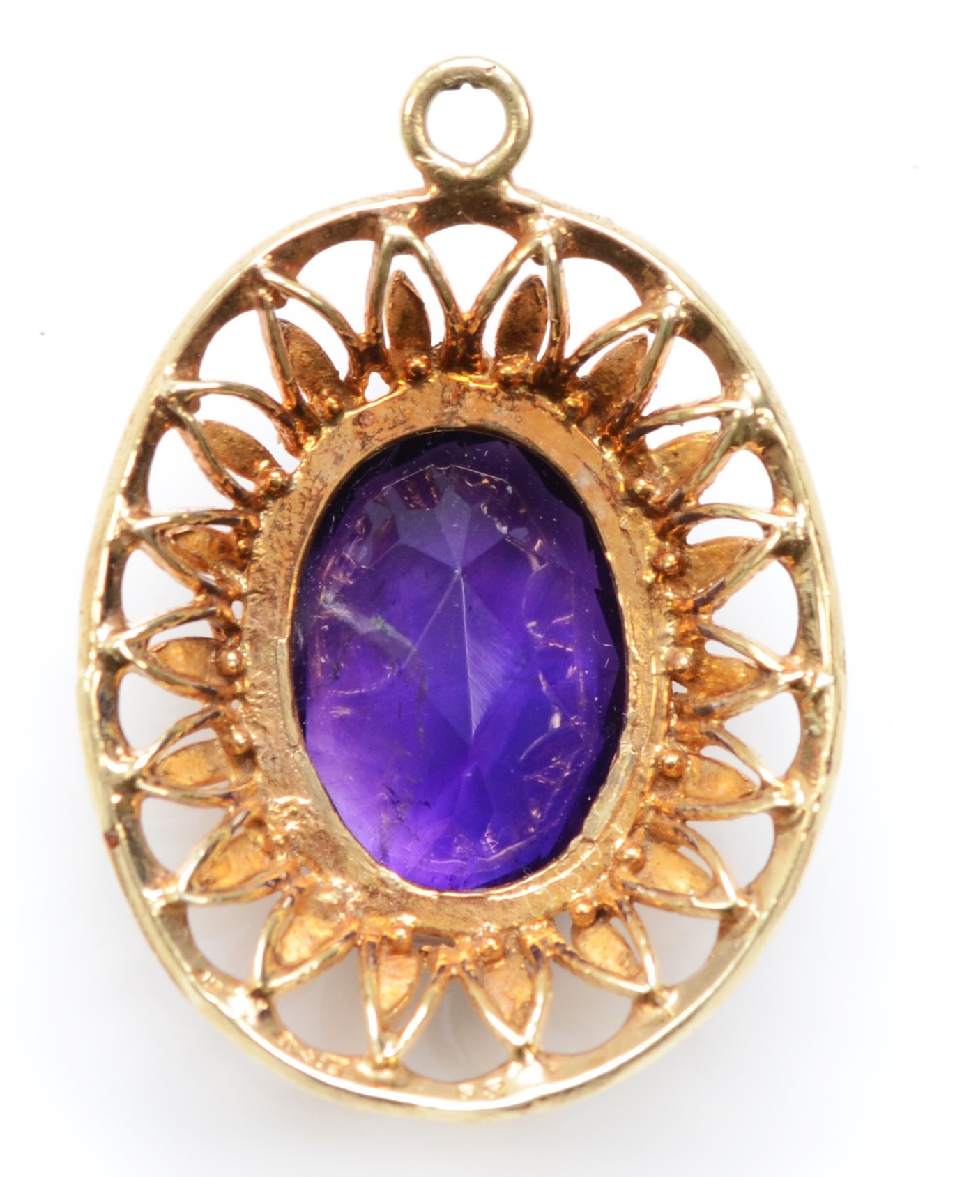 A vintage 9ct gold amethyst pendant, with pierced decoration, 30 x 23mm, 5.5gm. - Bild 2 aus 2