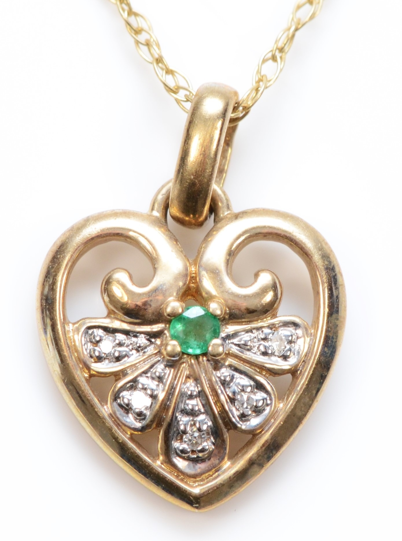 A 9ct gold emerald and eight cut diamond heart shaped pendant, 14mm, 2.5gm.