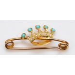 An Edwardian gold turquoise and seed pearl crown brooch, 29mm, 1.8gm.