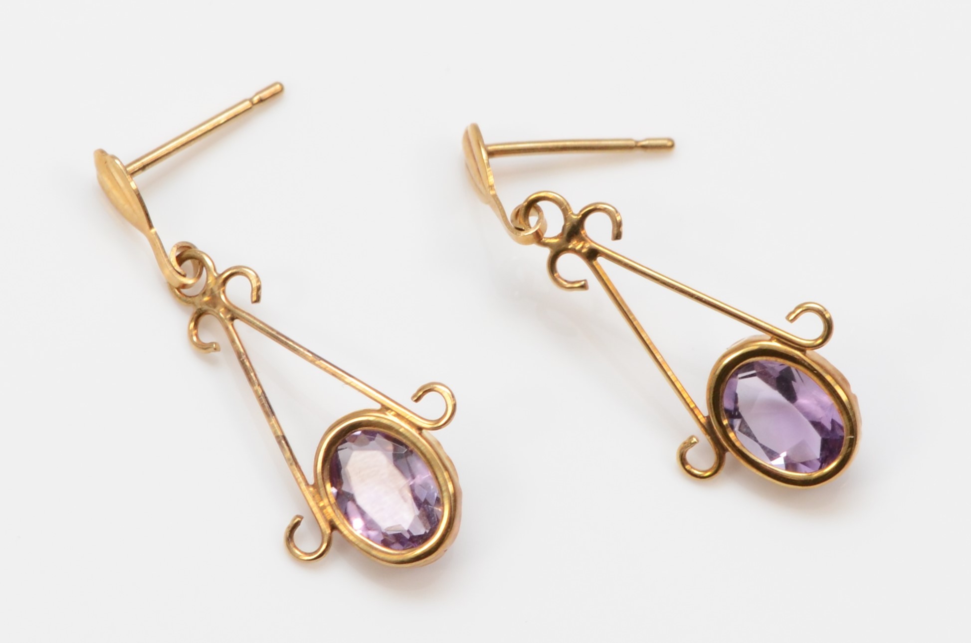 a pair of gold amethyst drop earrings, unmarked, 24mm, 0.8gm, lacking butterfly backs. - Bild 2 aus 2