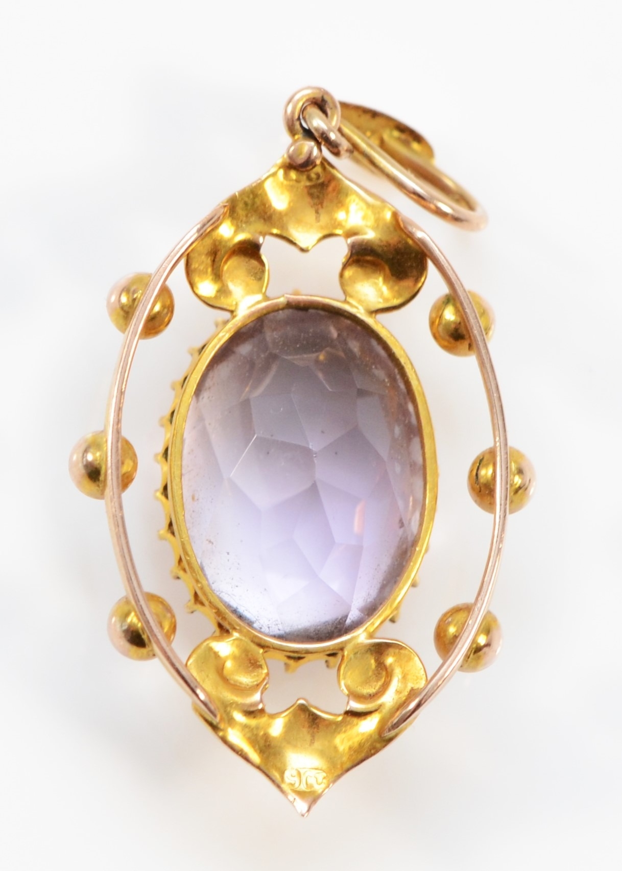 An Edwardian gold amethyst and seed pearl openwork pendant, unmarked, 35mm, 2.8gm. - Bild 2 aus 2