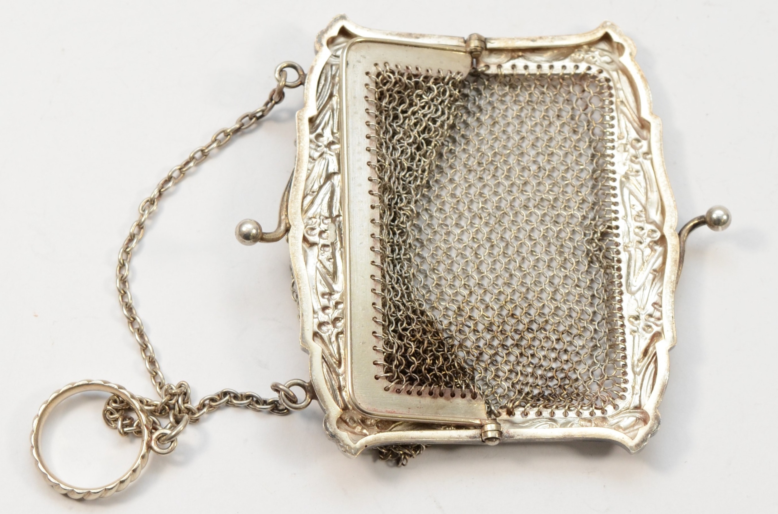 An Art Nouveau silver chain mail coin purse, Paul Ettlinger, London import 1904, 8 x 8.5cm, 71gm. - Image 2 of 2