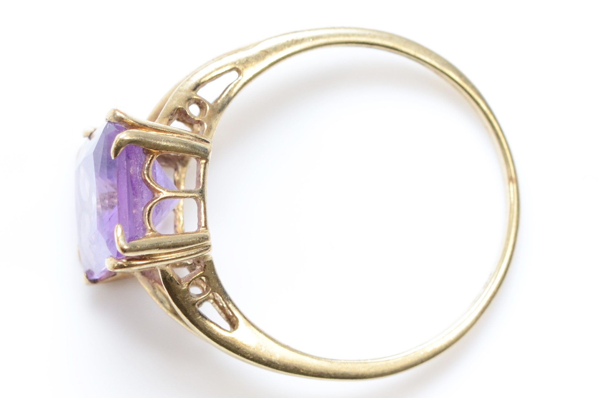 A 9ct gold single stone amethyst cocktail dress ring, T, 2.9gm. - Bild 2 aus 2
