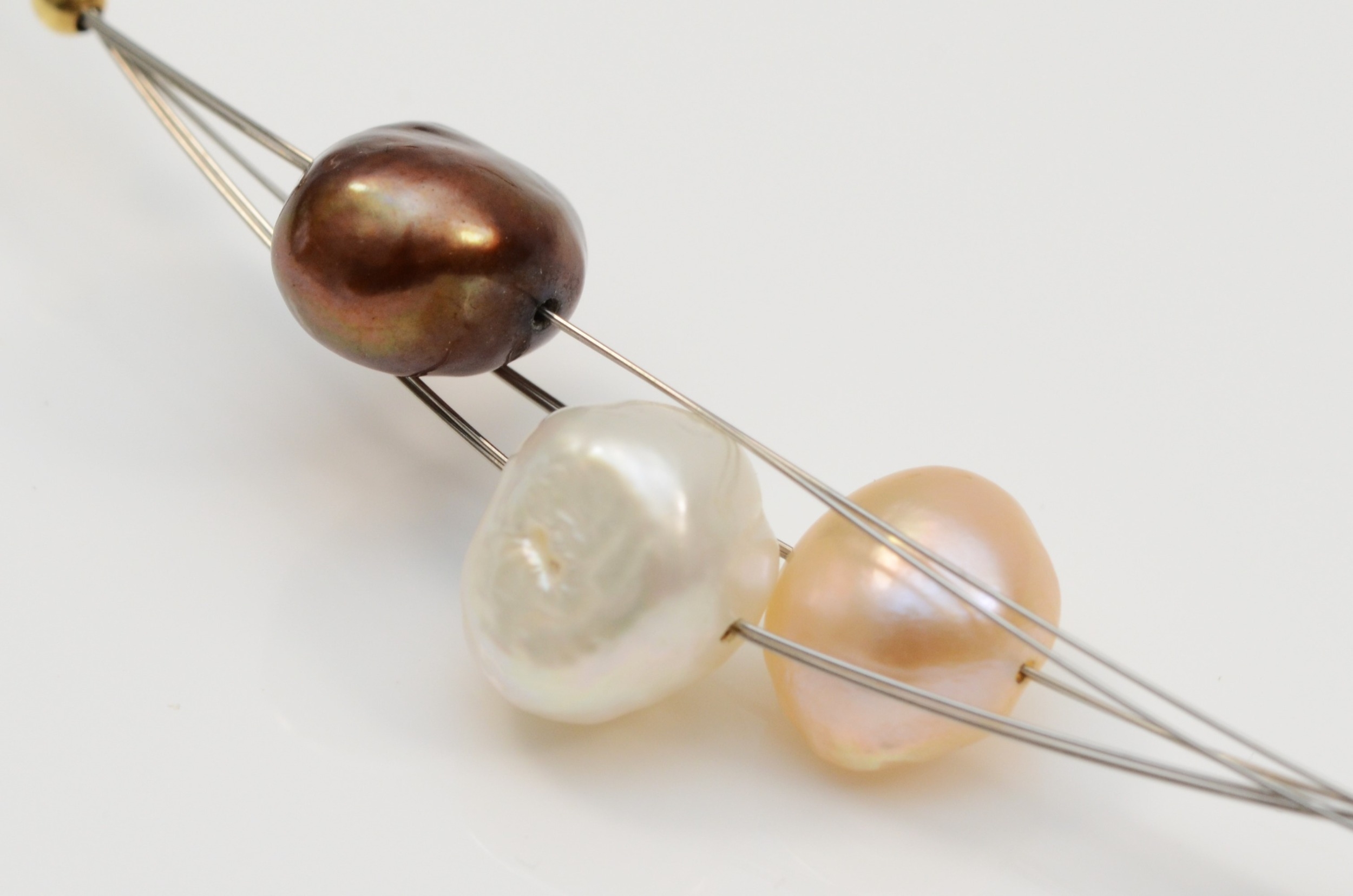 A 750 gold clasped baroque pearl and wire necklace, 41cm. - Image 2 of 2