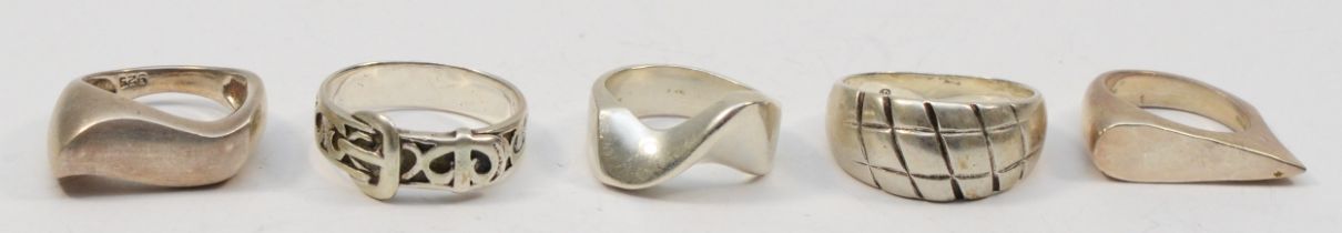 Five silver Modernist rings to include a buckle example, V, 38gm.