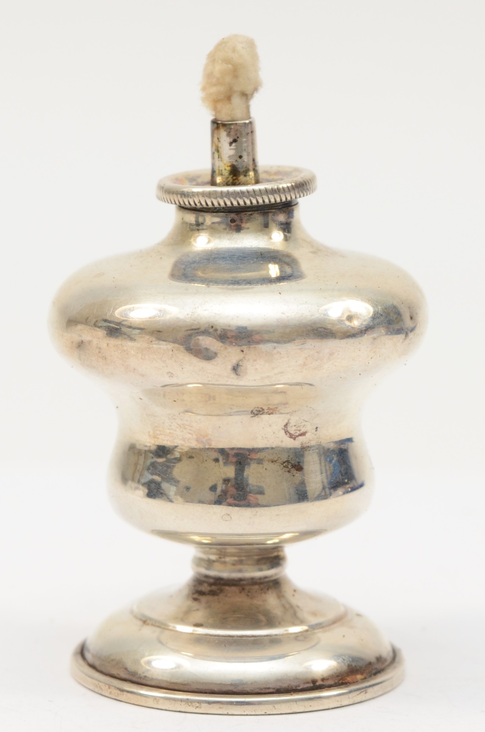 An Edward VII silver petrol footed urn table lighter, by Arthur Willmore Pennington, Birmingham - Image 2 of 2