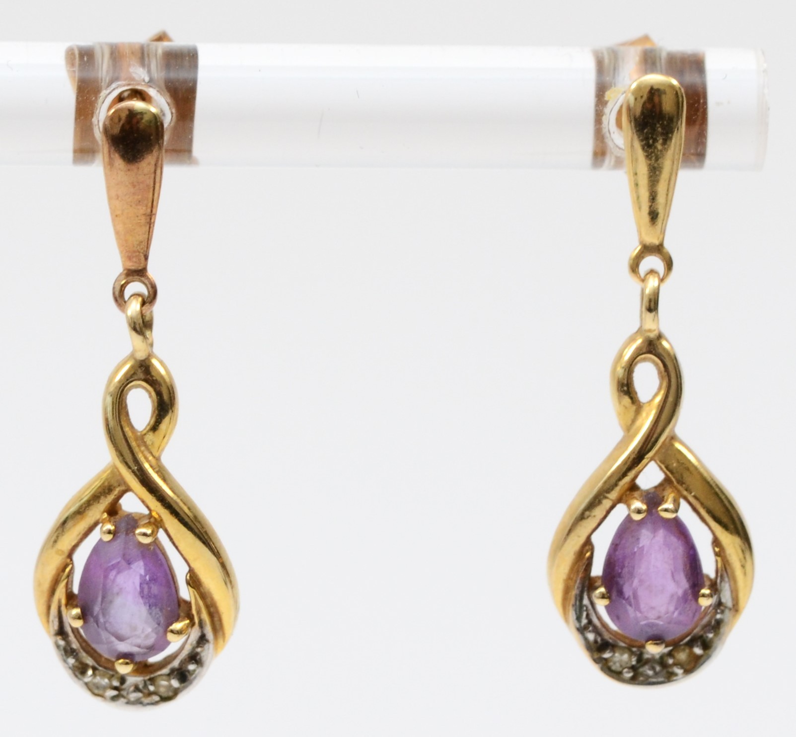 A pair of 9ct gold amethyst drop earrings, 23mm, 1.8gm.