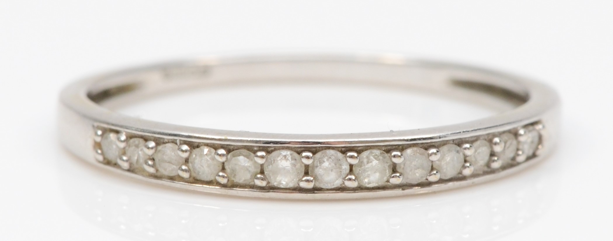 A 9ct white gold brilliant cut diamond half eternity ring, S, 1.6gm.