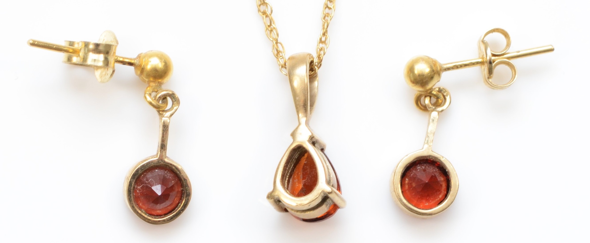 A gold garnet pendant, unmarked, on a 375 gold chain, 13mm, together with a pair of 9ct gold - Bild 2 aus 2