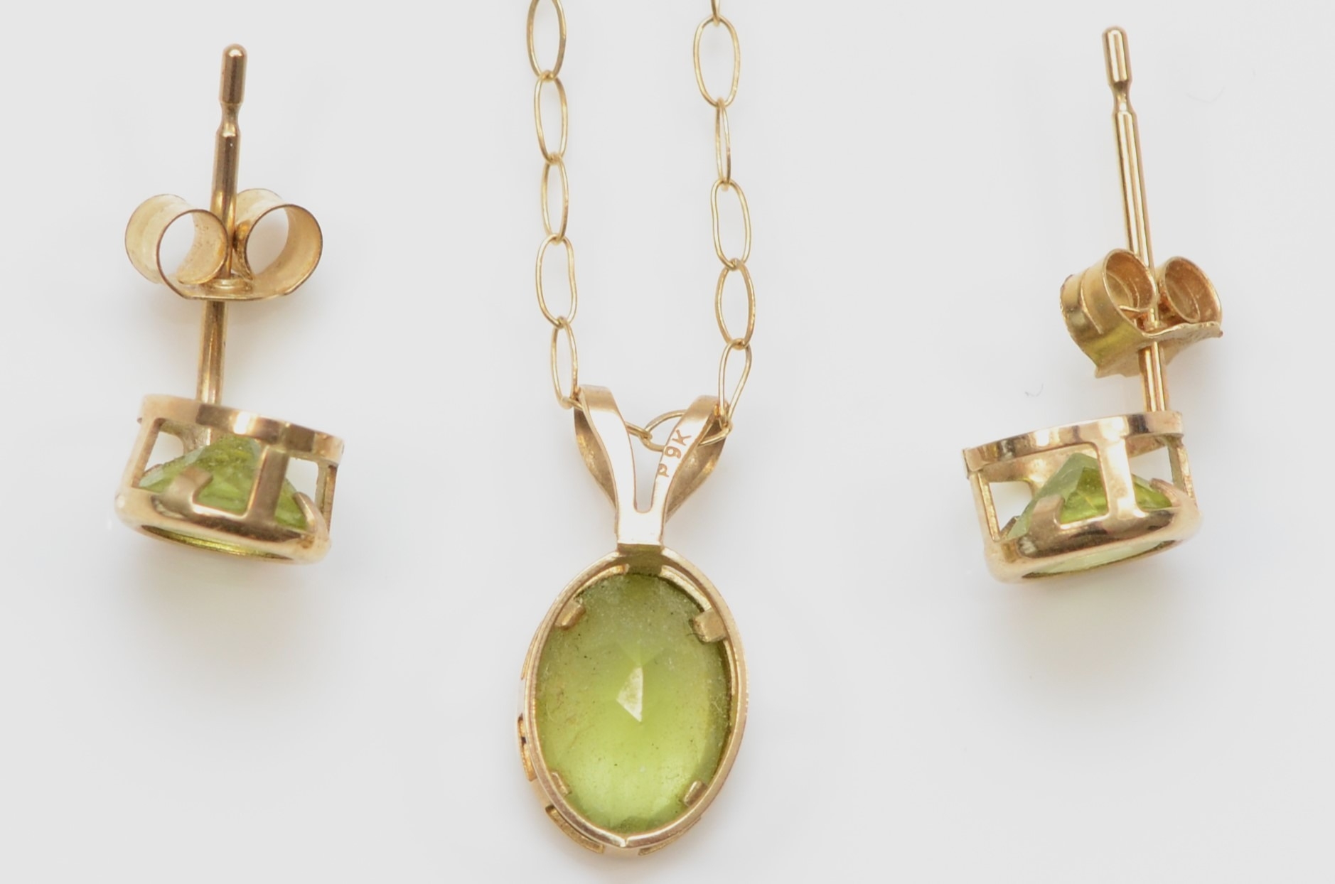 A 9k gold peridot pendant, on a 375 gold chain, 12mm, together with a pair of unmarked gold - Bild 3 aus 3