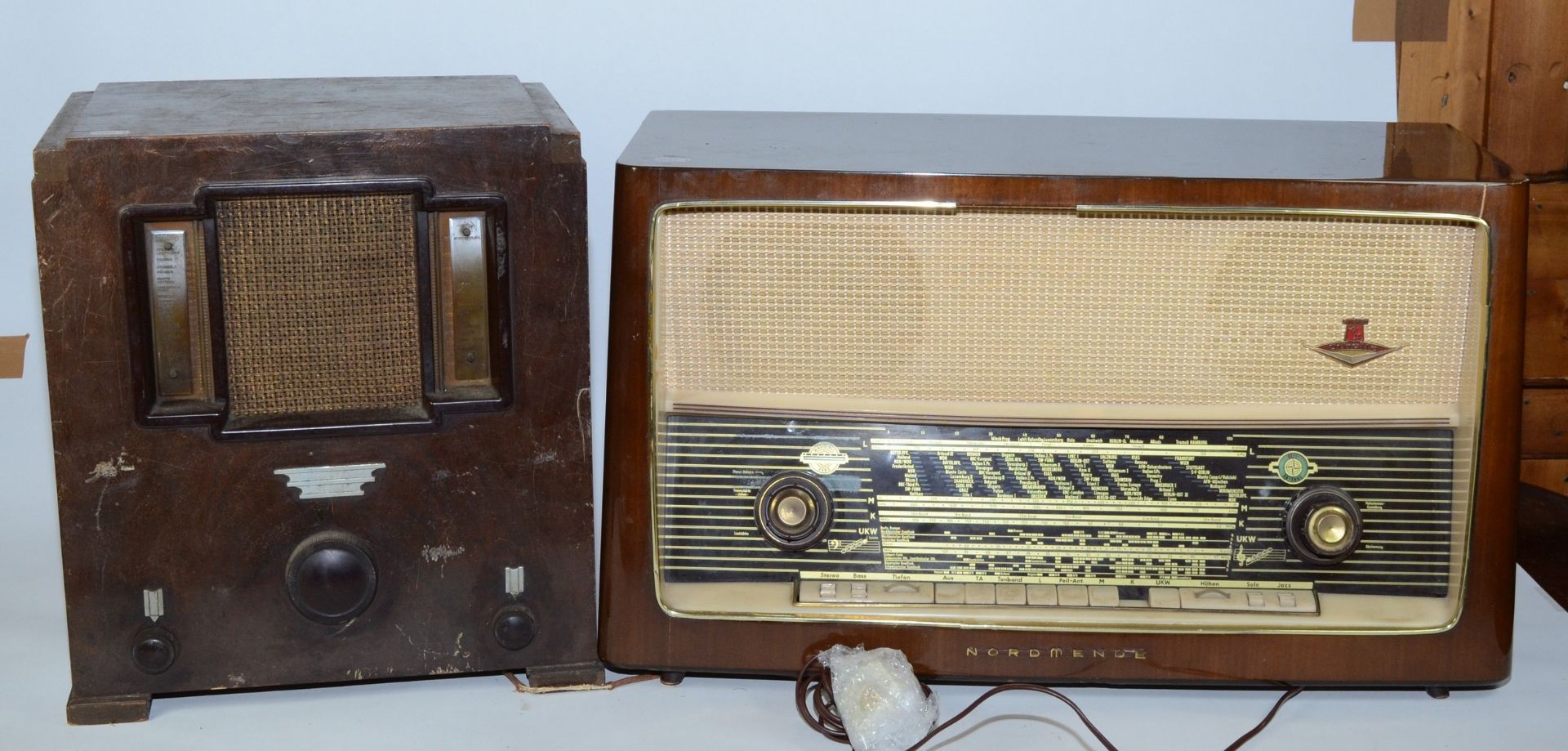 An early 20th century Cossor portable valve radio, model 364, together with a Othello valve