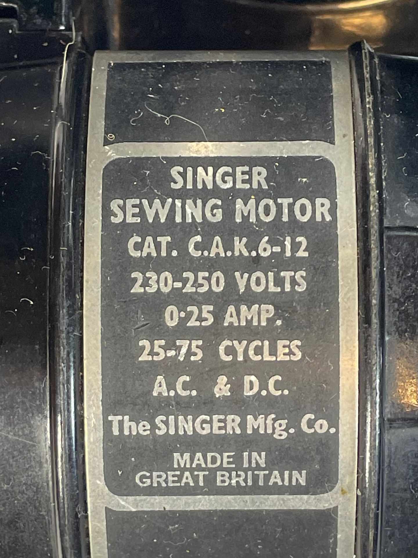 An early 20th century electric Singer sewing machine, possible model 221K, complete with original c - Image 3 of 3
