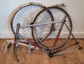 A Sun Worksop part gents racing bicycle, to include frame, wheels, mudguards and handlebars.