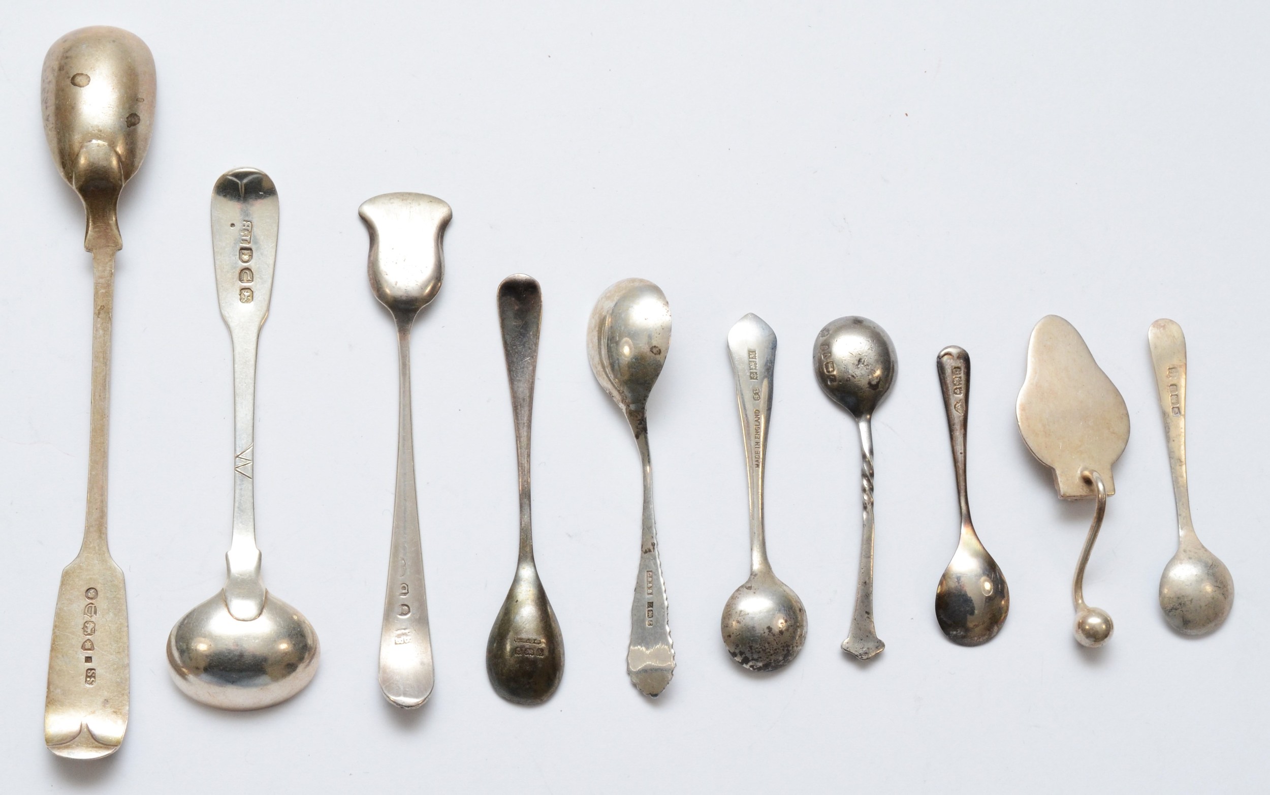 A collection of Georgian and later silver condiment spoons, 78gms - Bild 2 aus 2