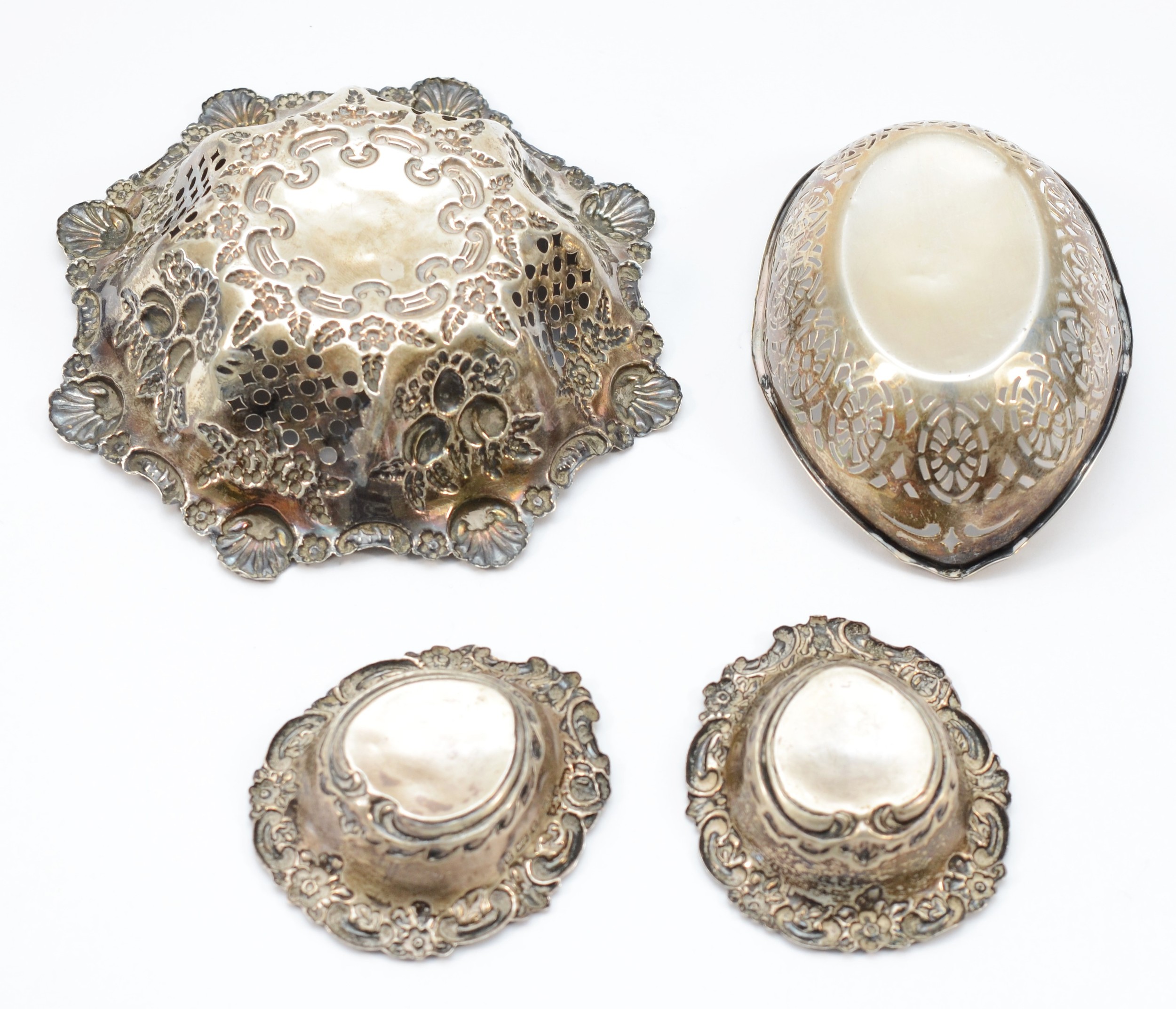 A Victorian silver bon bon dish, Birmingham 1898, 11.5cm, a pair of heart shape dishes, Birmingham - Image 2 of 2