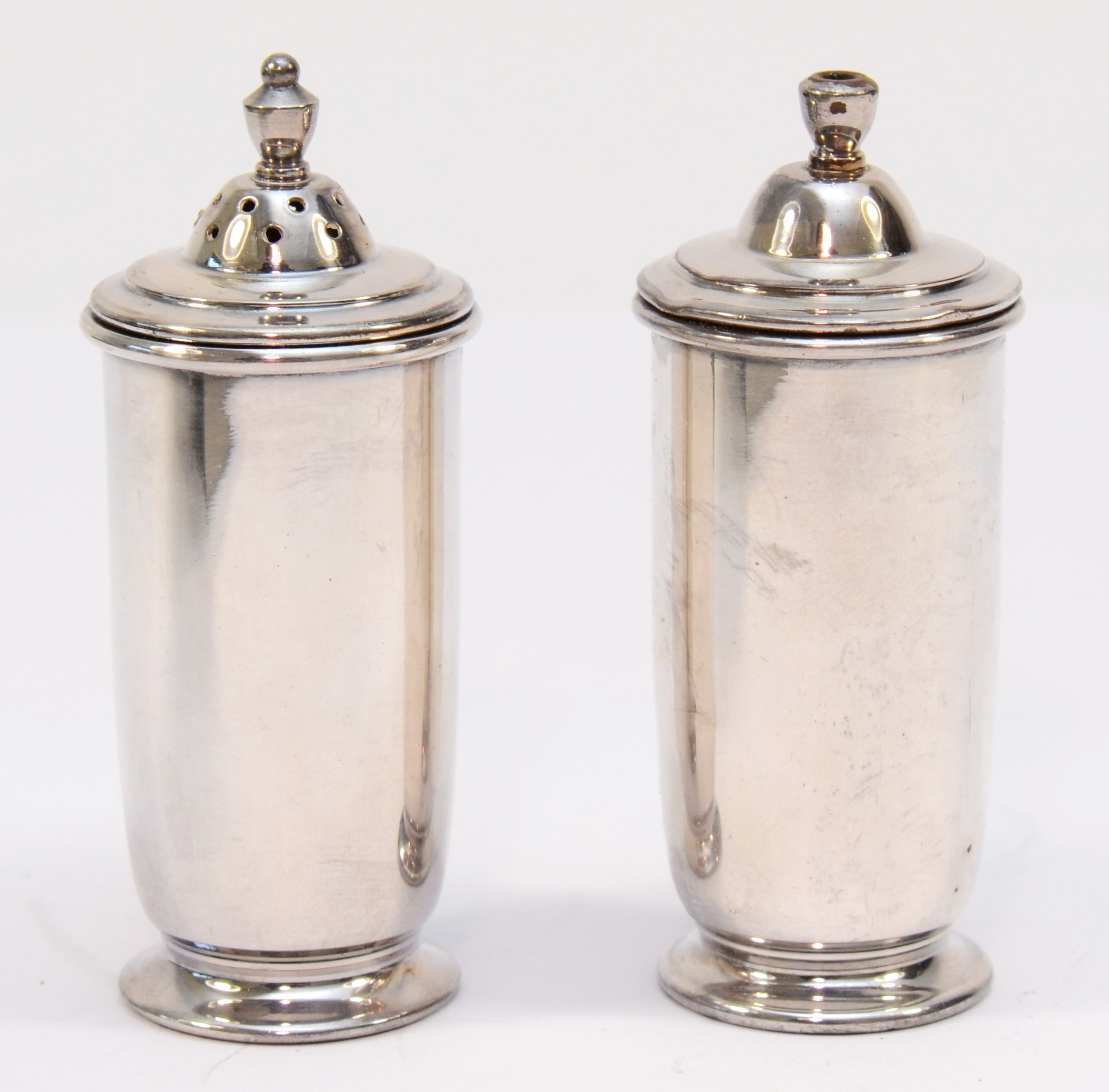 An Irish pair of salt and pepper, Dublin 1974, London import marks, 7.5cm, 67gms, case - Bild 2 aus 3