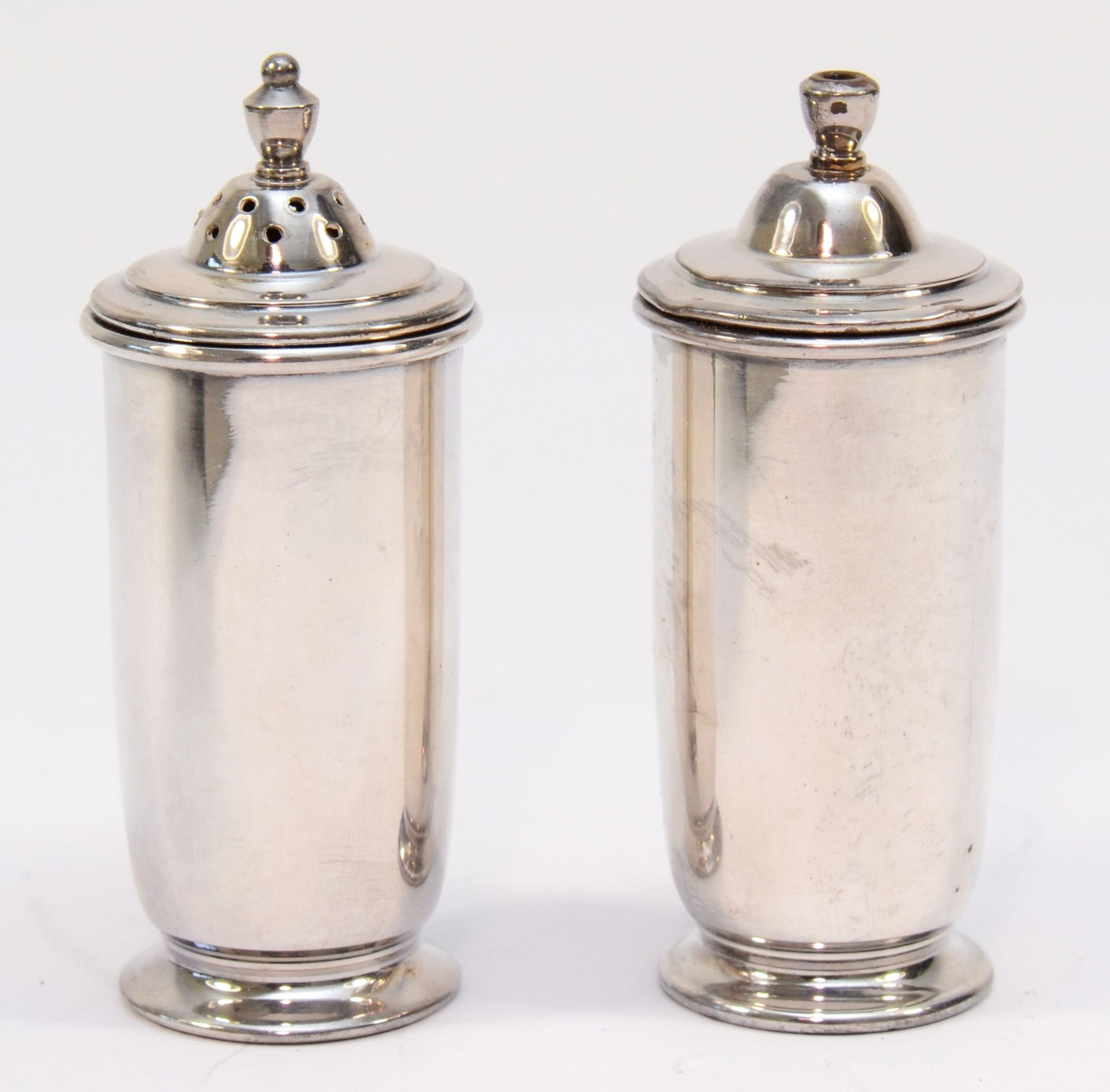 An Irish pair of salt and pepper, Dublin 1974, London import marks, 7.5cm, 67gms, case - Image 2 of 3