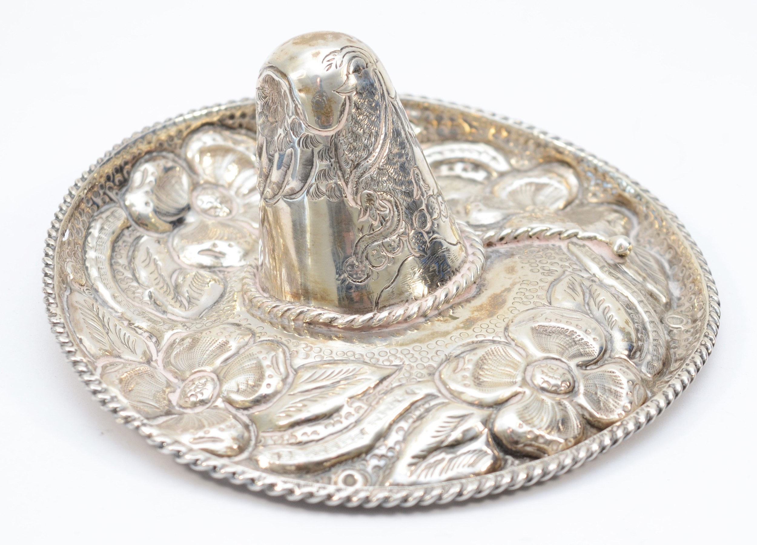 A Mexican Sterling Silver hat, with embossed and chased floral decoration, diameter 13cm, 91gms - Bild 2 aus 3