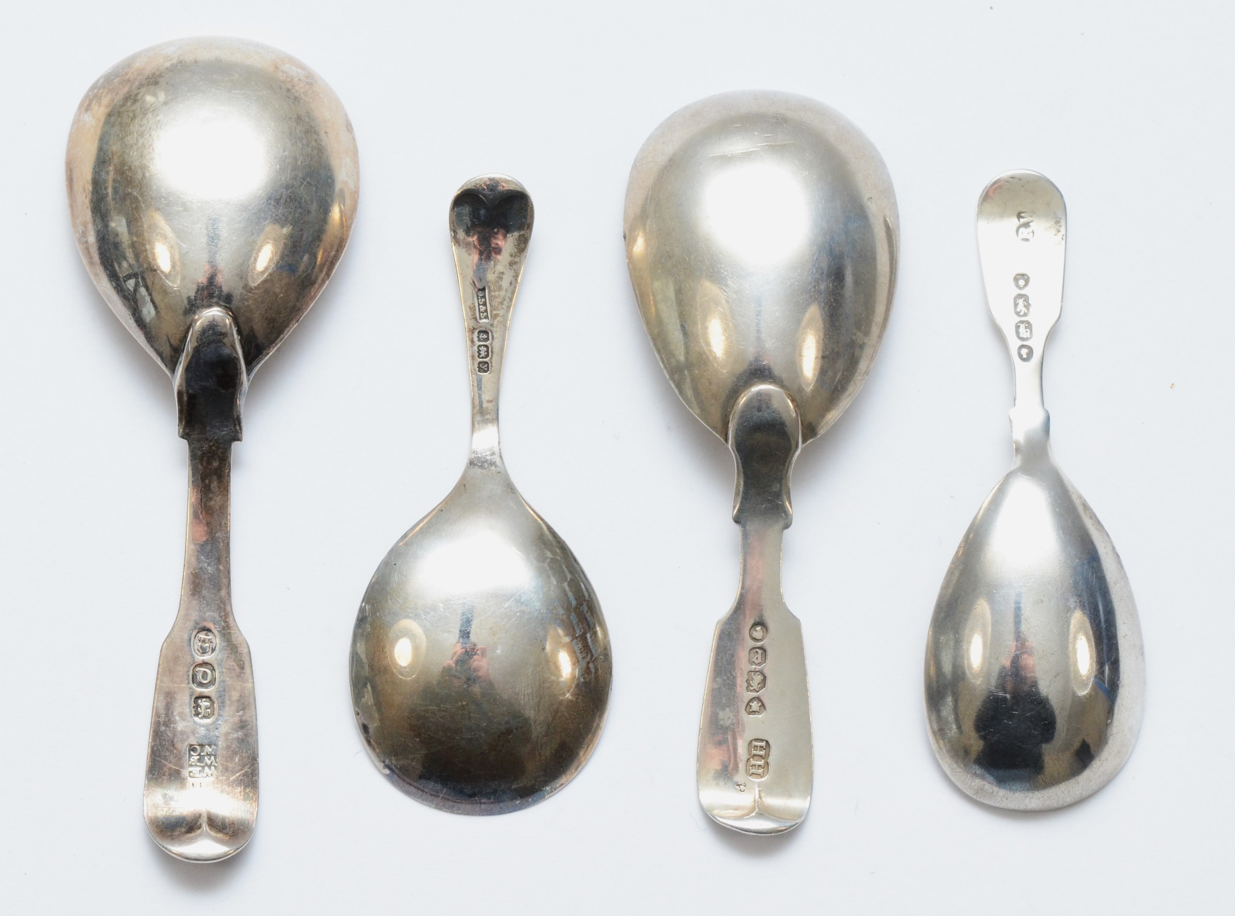A George III silver fiddle pattern caddy spoon, London 18811, two Victorian examples, London 1845 - Bild 2 aus 2