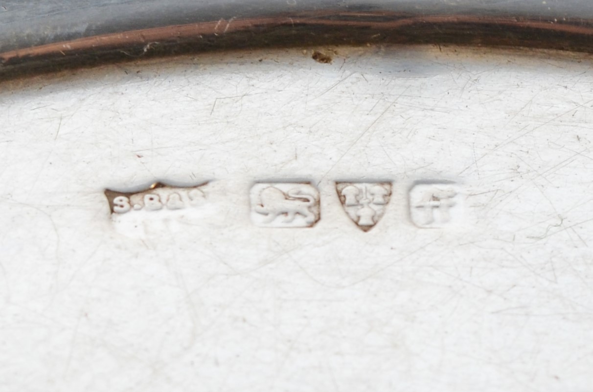 A silver oval dish/stand, Chester 1931, with wavy border, 17 x 13.5cm, 123gms - Bild 2 aus 2