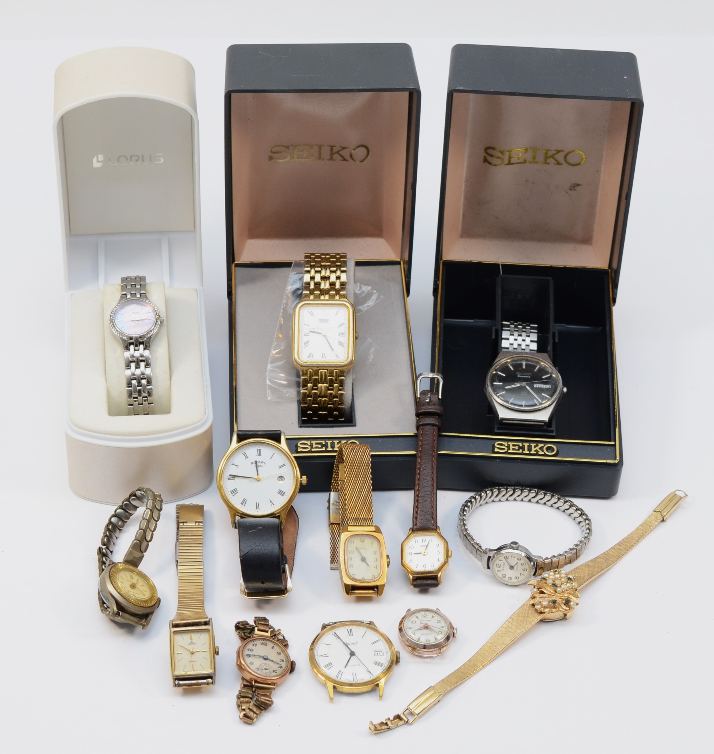 A 9ct gold ladies manual wind wristwatch, a Seiko quartz day/date stainless steel gentleman's