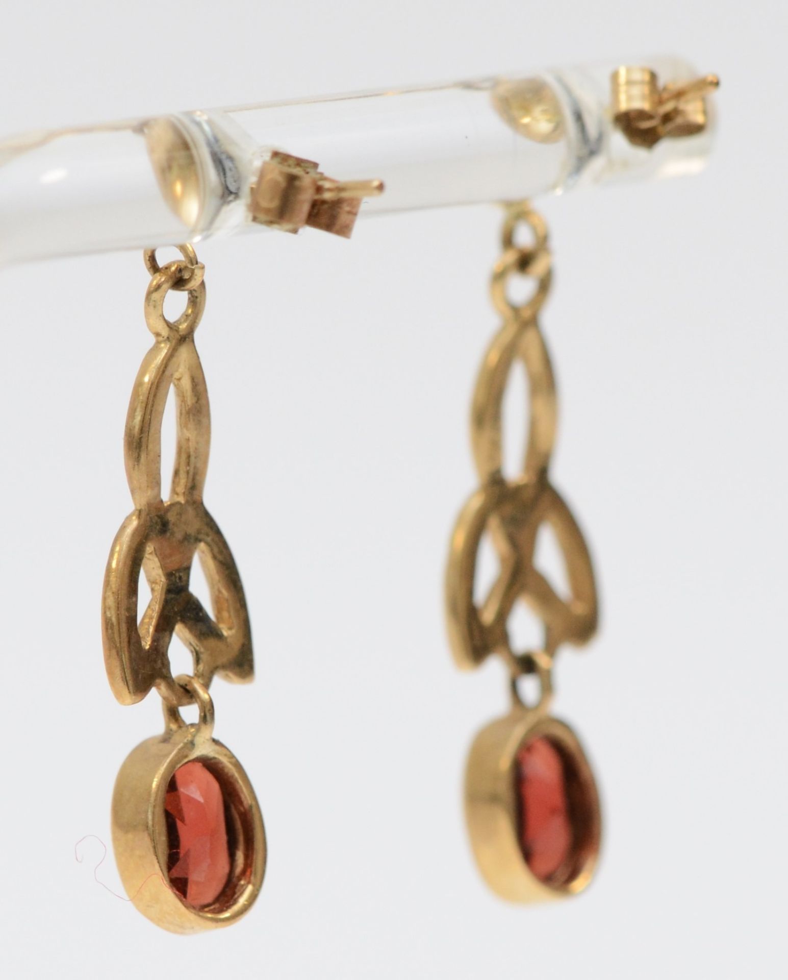 A 9ct gold pair of garnet drop ear pendants, 23mm, 2.4gm - Image 2 of 2