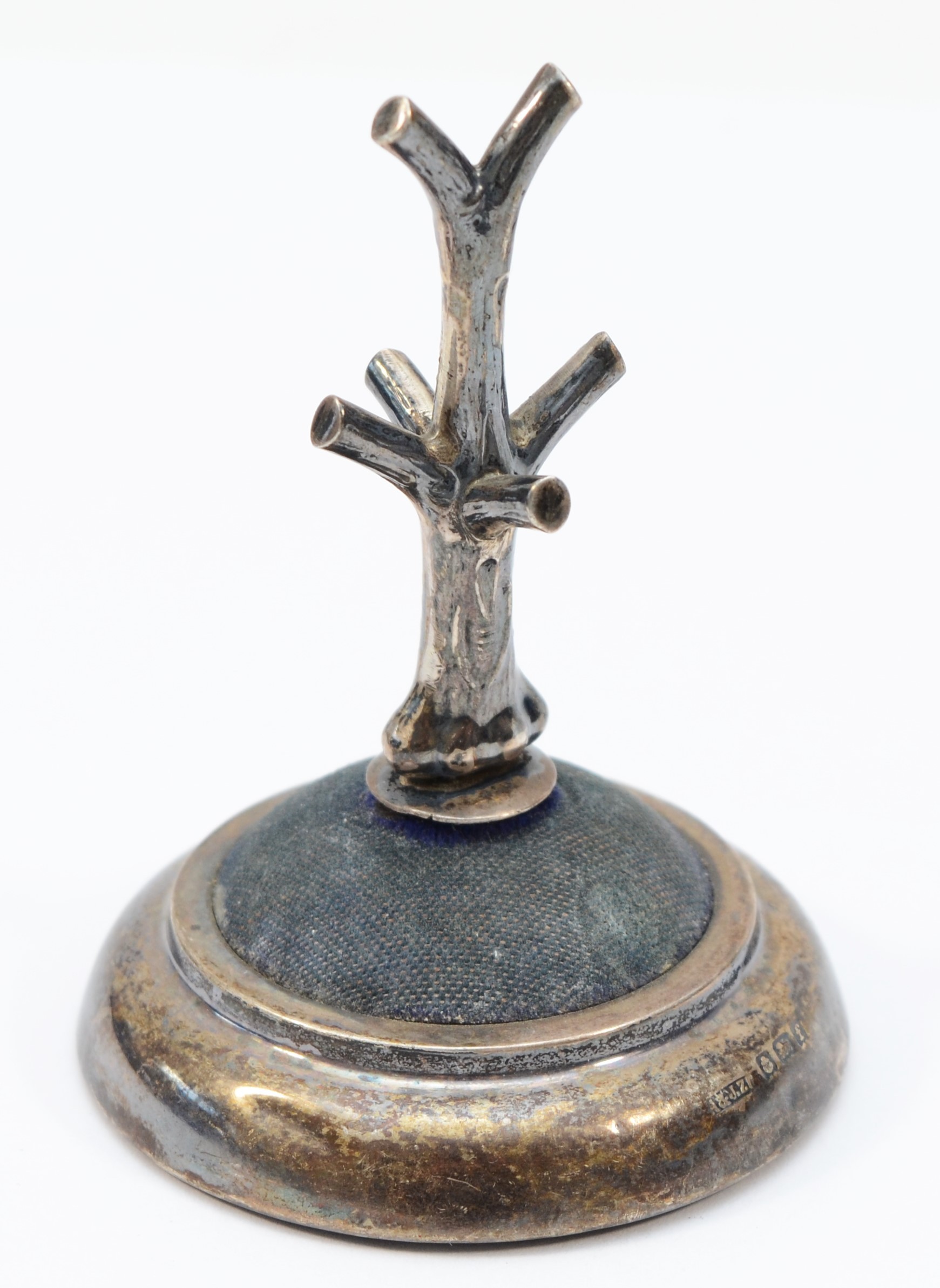 An Edwardian silver ring tree/hat pin stand, Birmingham 1905, 9cm, loaded. - Bild 2 aus 2