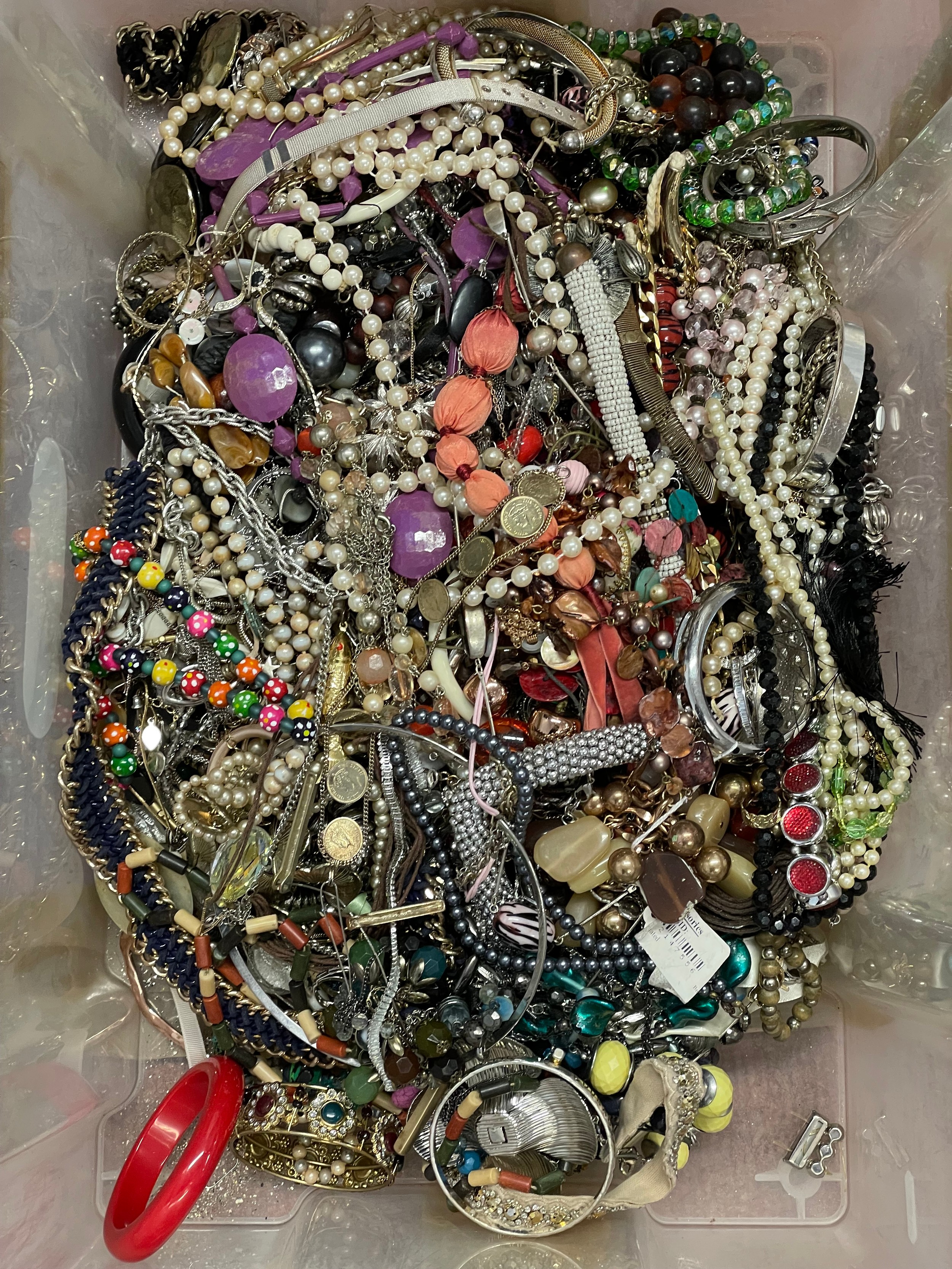 Approximately 10kg of costume jewellery.