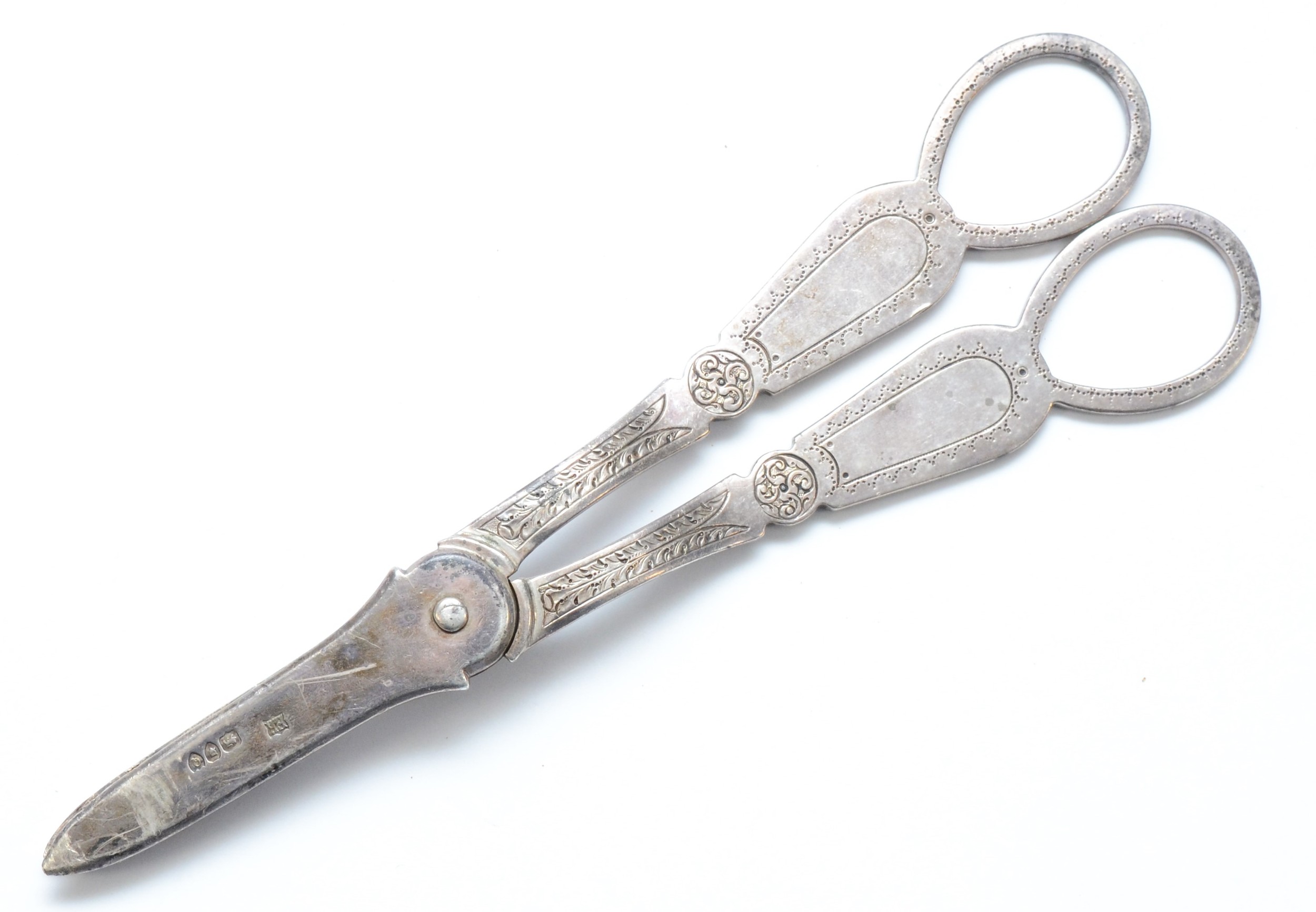 A Victorian pair of silver presentation grape scissors, by Edward Hutton, London 1891, inscribed " - Bild 2 aus 2