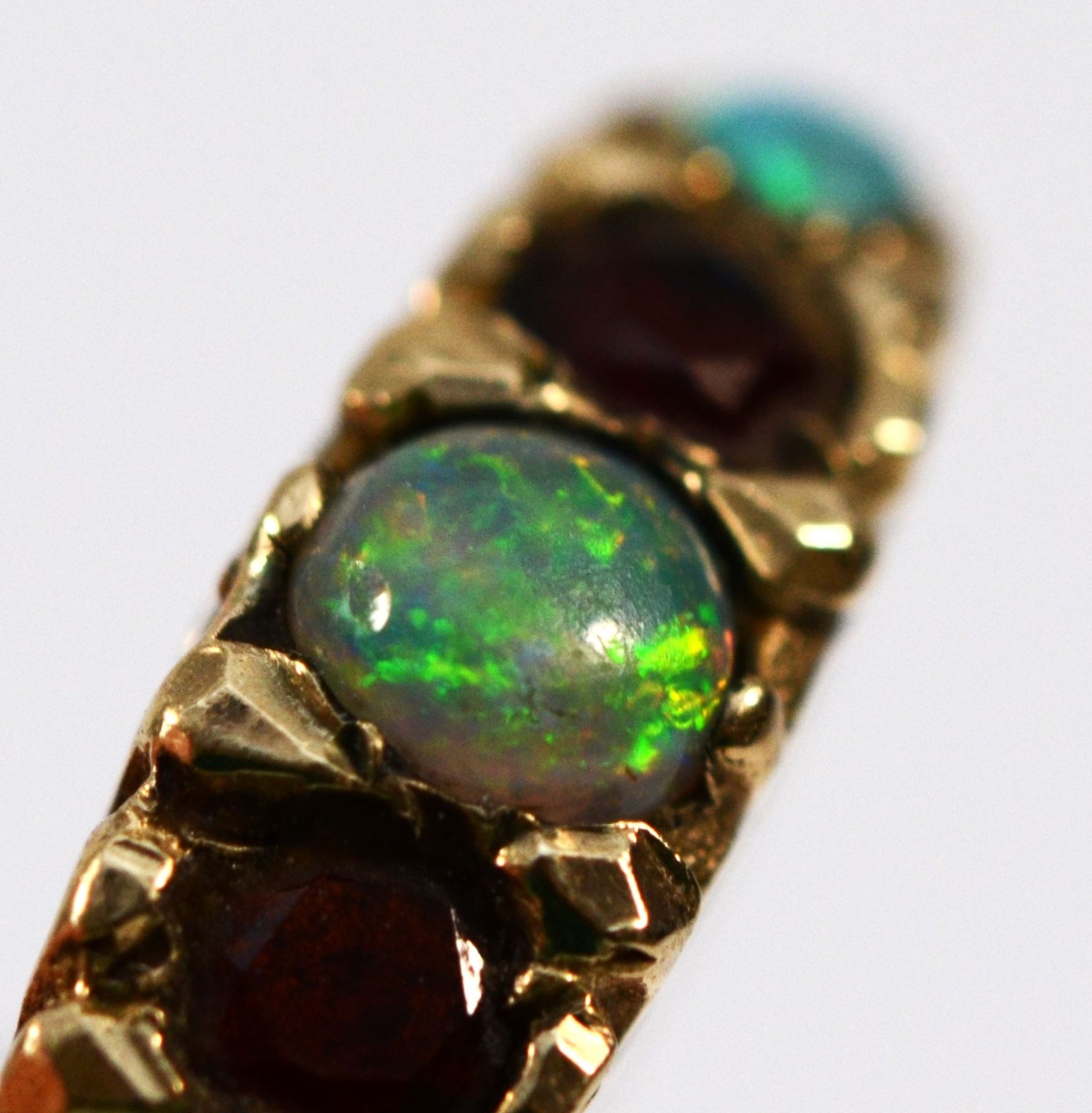 A vintage unmarked gold opal and garnet five stone ring, carved setting, N, 2gm - Image 2 of 3