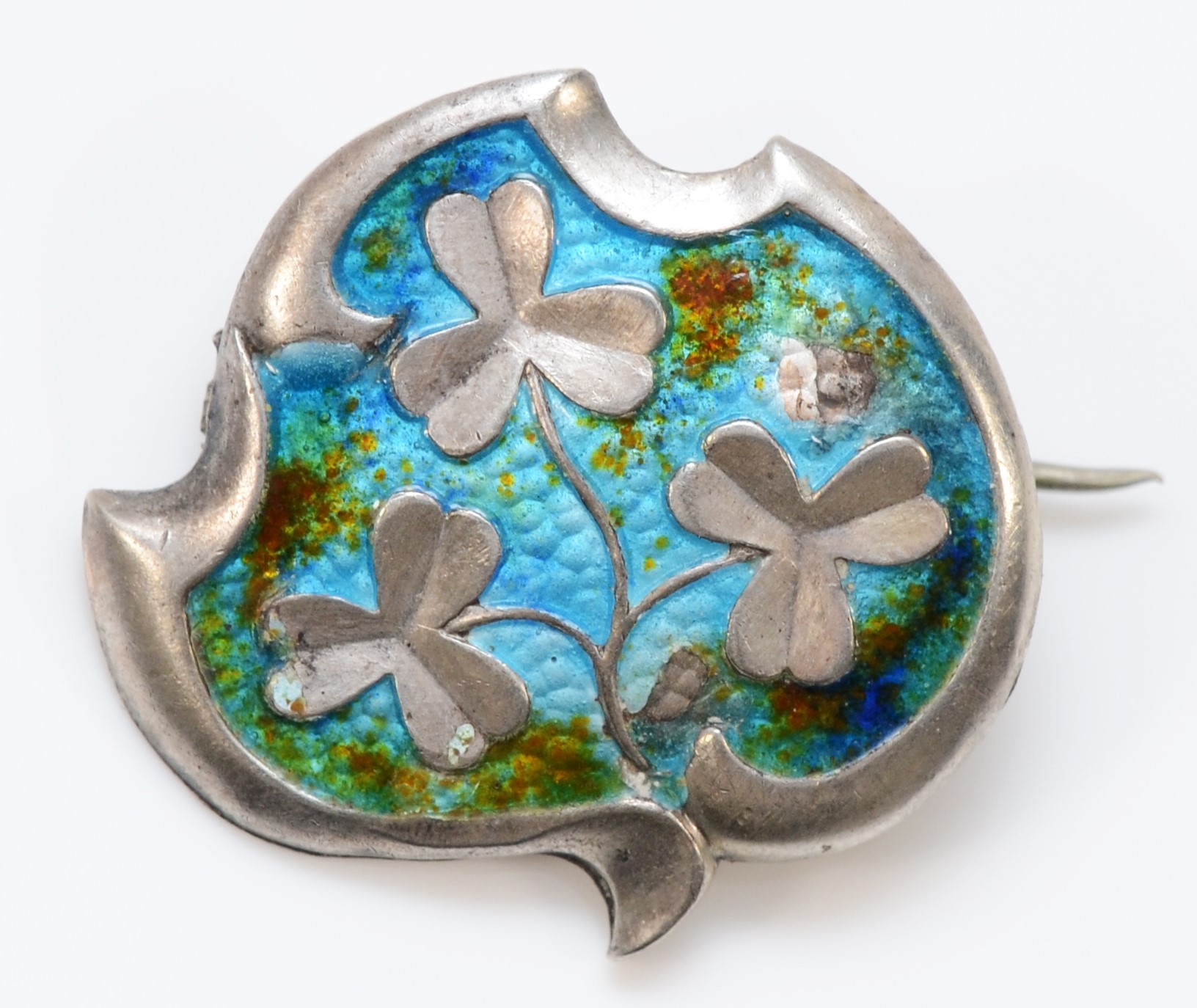 An Art Nouveau silver and enamel brooch, by H&W, Birmingham 1909, 24mm, 4gm