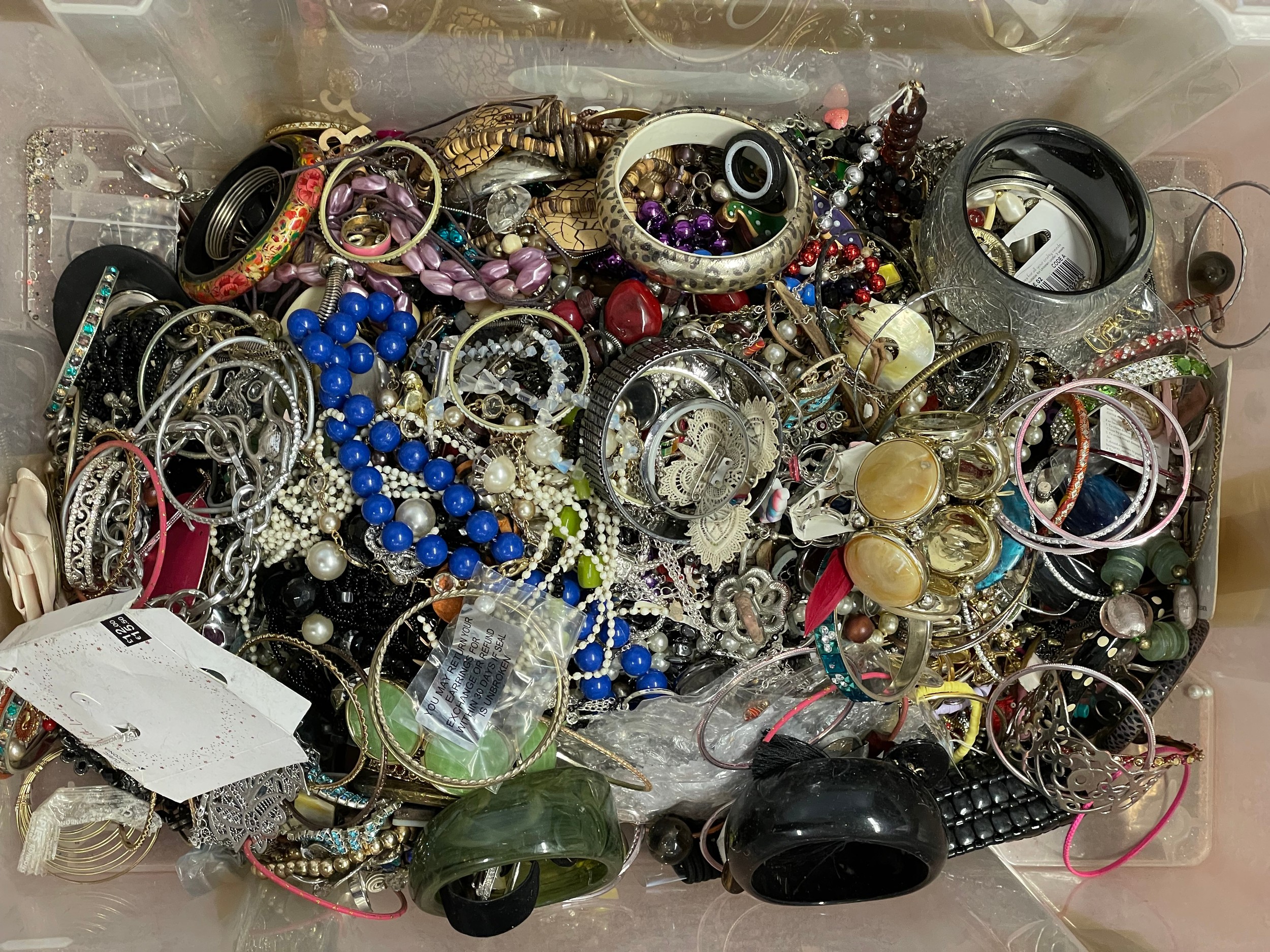 Approximately 10kg of costume jewellery.