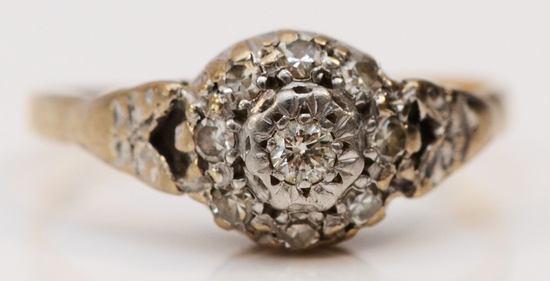An 18ct gold diamond cluster ring, K, 2.9gm