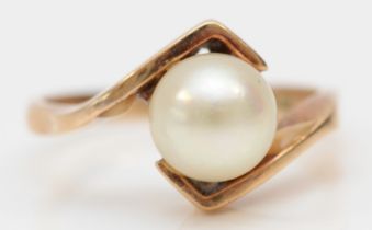 A 9ct gold and 7mm cultured pearl single stone ring, J, 2.5gm