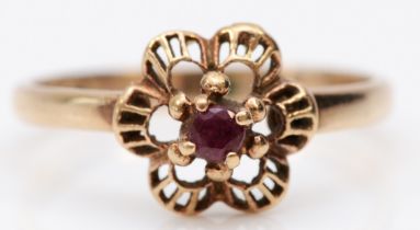A 9ct gold and ruby single stone ring, S, 2.5gm