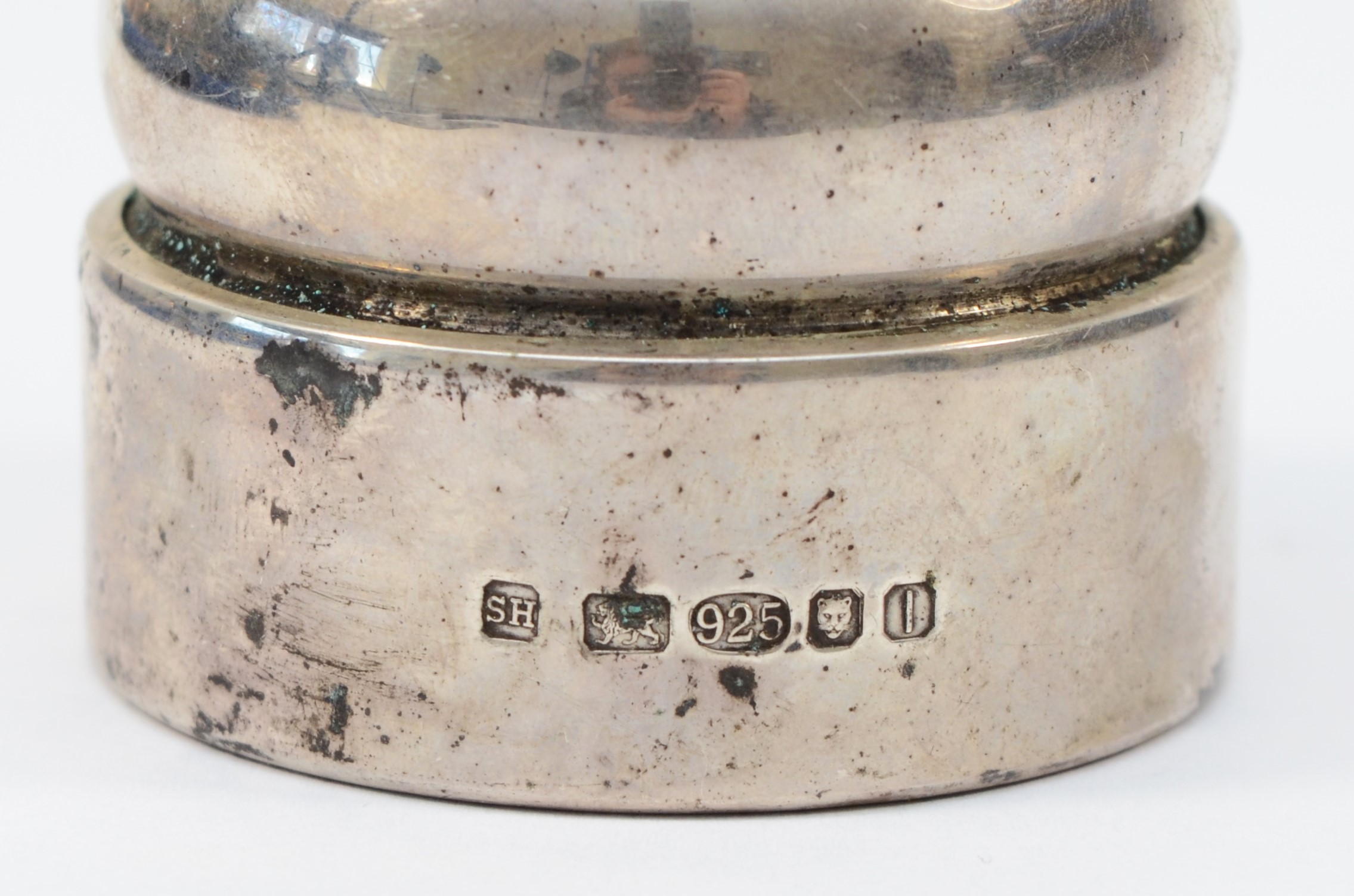 A silver salt grinder, London 2011, engraved S, 15.5cm - Bild 2 aus 3