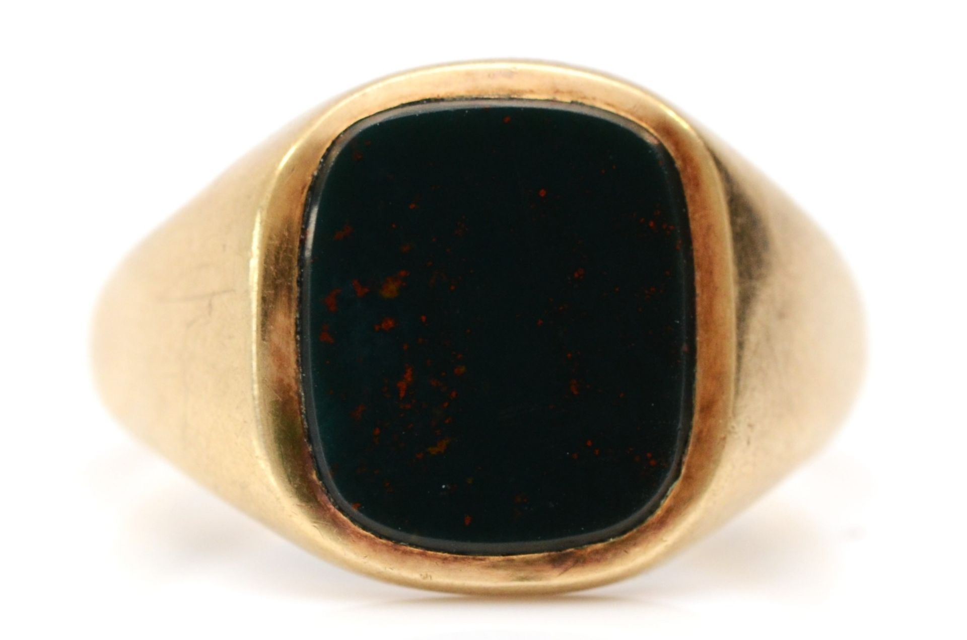 A vintage 9ct gold and bloodstone signet ring, Q, 4.1gm