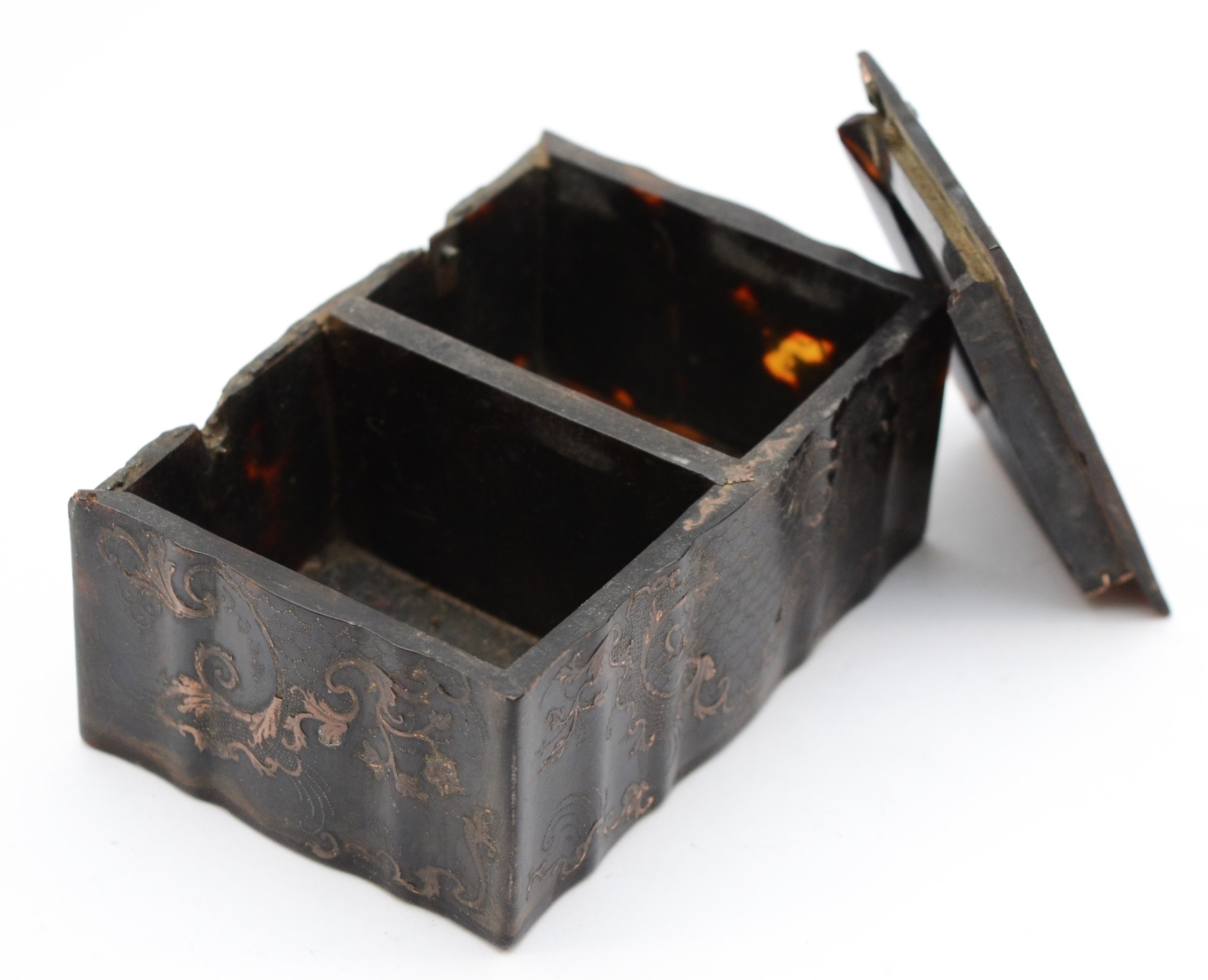 A Georgian tortoiseshell and gold double lidded box, one lid missing, lacking hinges, 9 x 6 x 4cm - Image 2 of 3