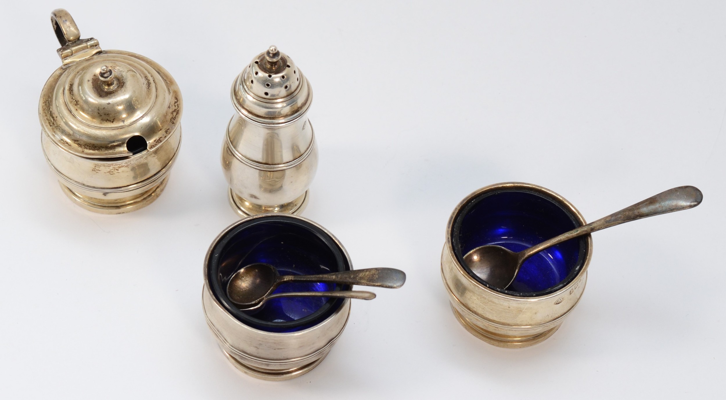 A four piece silver cruet set, Birmingham 1926, blue glass liners, two associated silver spoons, - Bild 2 aus 2