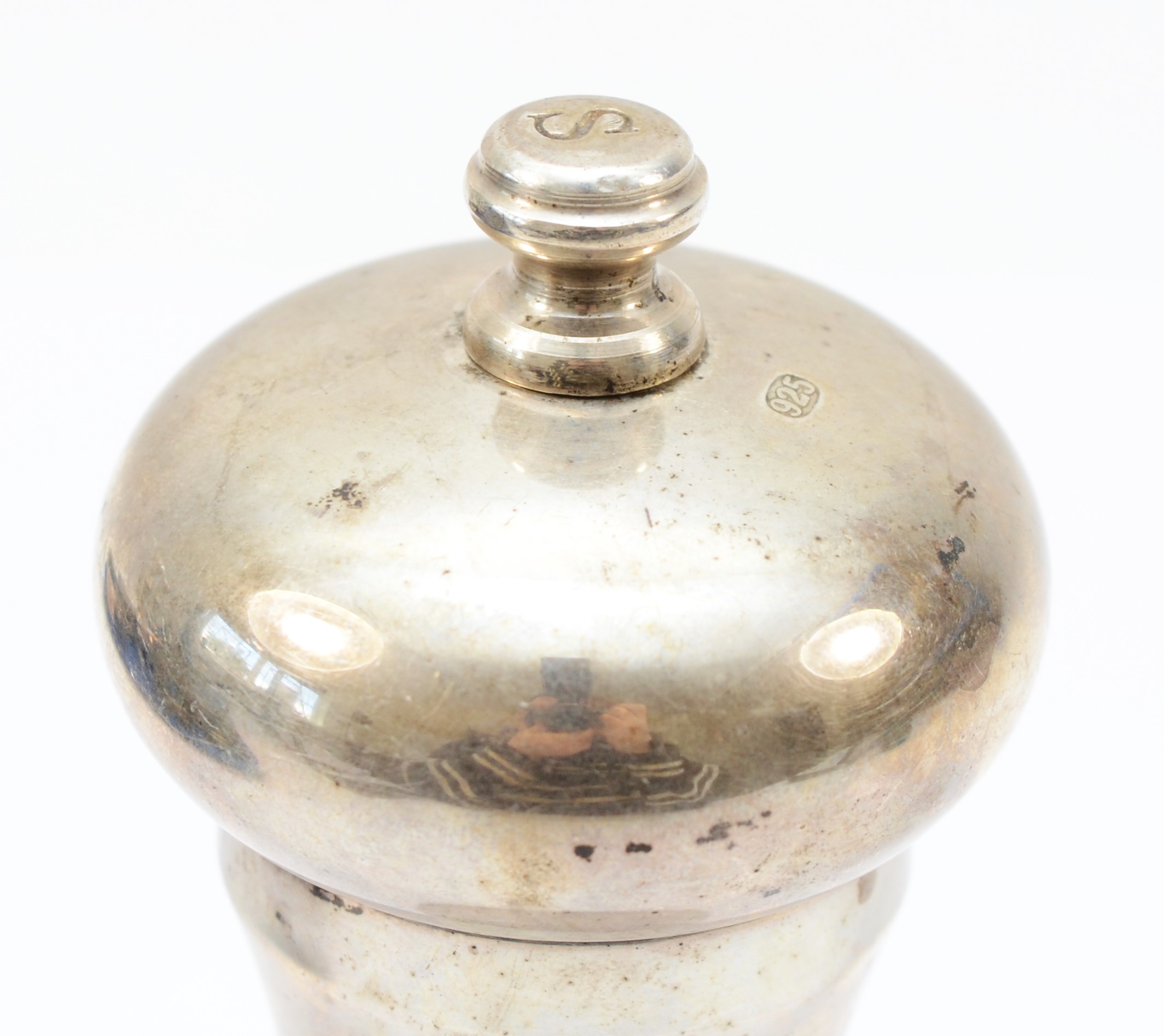 A silver salt grinder, London 2011, engraved S, 15.5cm - Bild 3 aus 3