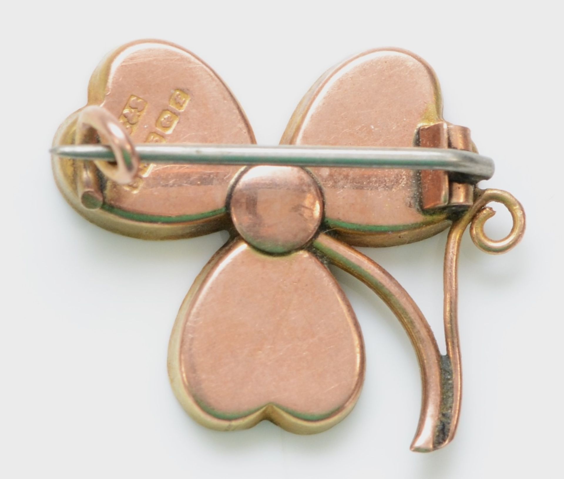 An Edwardian 9ct rose gold and Connemara marble shamrock brooch, Birmingham 1905, 20mm, 2.3gm - Image 2 of 2