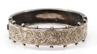 A Victorian unmarked silver hinged bangle, 53 x 51mm, 16gm