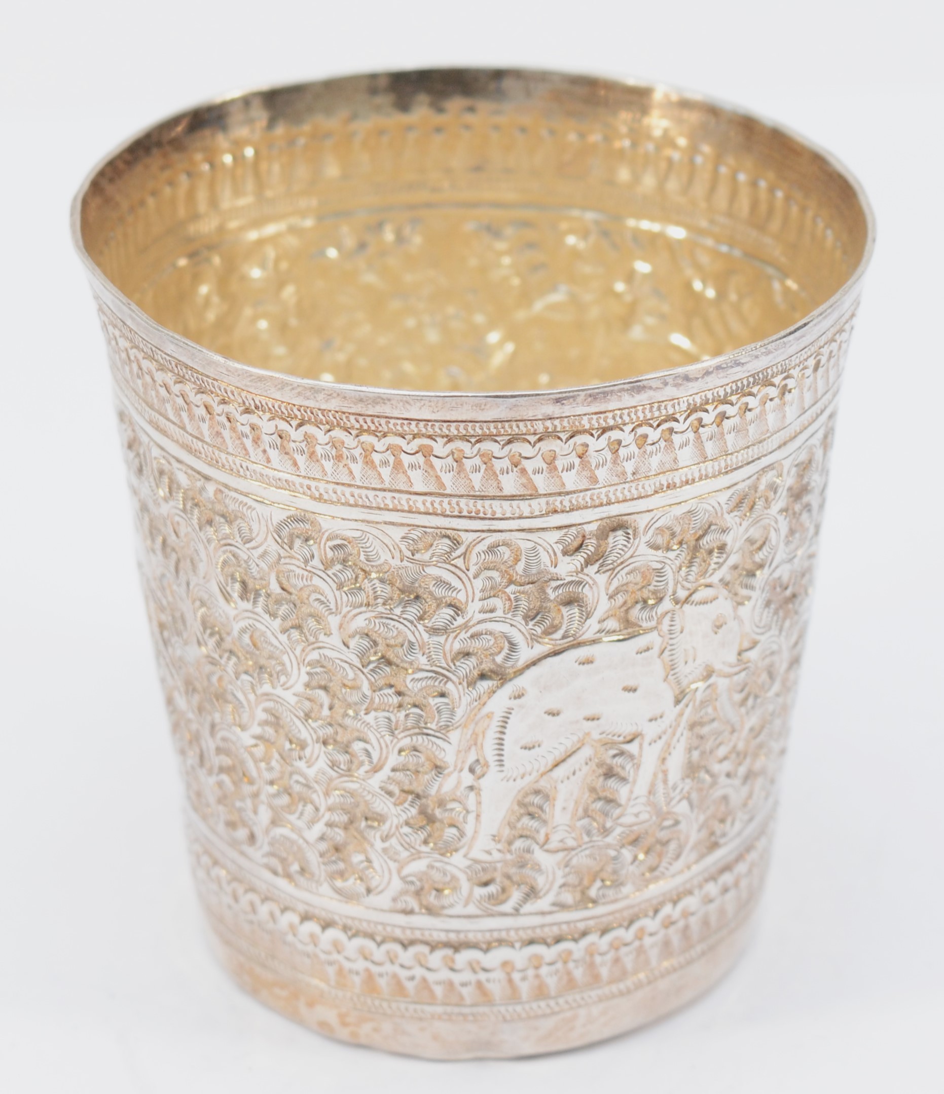 An Indian silver beaker, stamped 925, with embossed and chased elephant decoration, 8cm, 74gms - Bild 2 aus 3