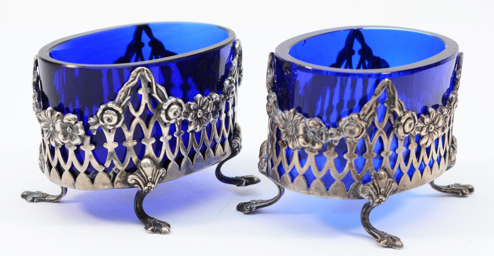 A pair of Sterling Silver pierced salt pots, with blue glass liners, 7.5 x 5cm, 92gms, some splits - Image 2 of 2