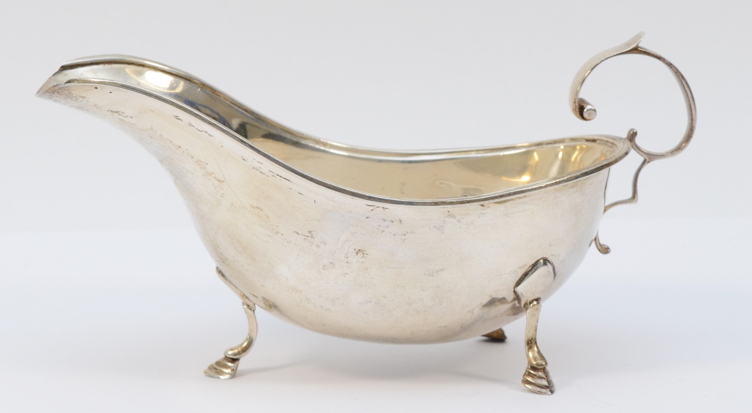 A silver gravy boat, marks worn, probably Birmingham 1932, with reeded border, 18.5cm, 138gm - Image 2 of 2